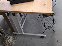 Lot 19 - in hoogte verstelbare schrijftafel - afbeelding 3 van  3