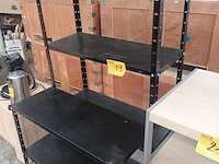 Lot 19 - metalen rek. 2 stuks