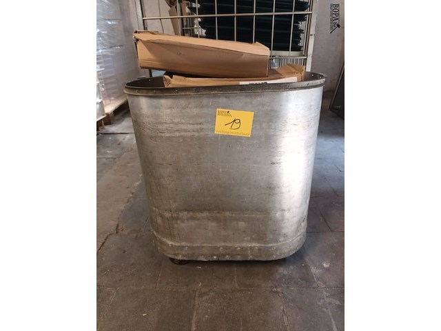 Lot 19 - metalen waskar met inhoud - afbeelding 1 van  3