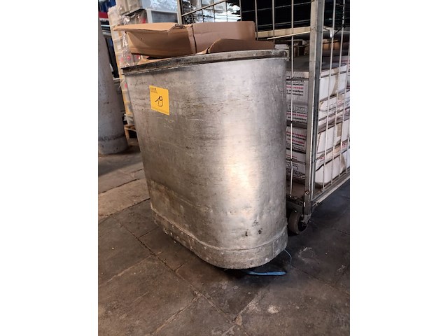 Lot 19 - metalen waskar met inhoud - afbeelding 2 van  3