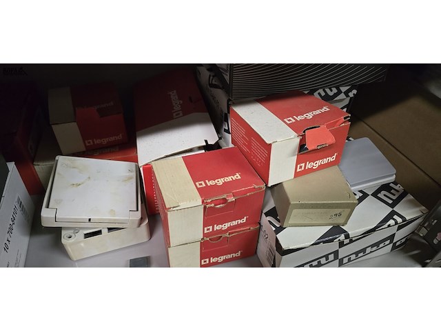 Lot 19 - niko en legrand ong 10 aangebroken dozen - afbeelding 2 van  5