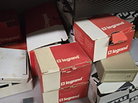 Lot 19 - niko en legrand ong 10 aangebroken dozen - afbeelding 2 van  5