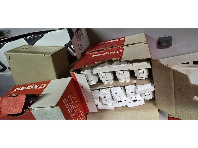 Lot 19 - niko en legrand ong 10 aangebroken dozen - afbeelding 3 van  5