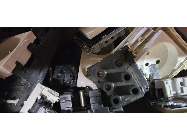 Lot 19 - niko en legrand ong 10 aangebroken dozen - afbeelding 4 van  5