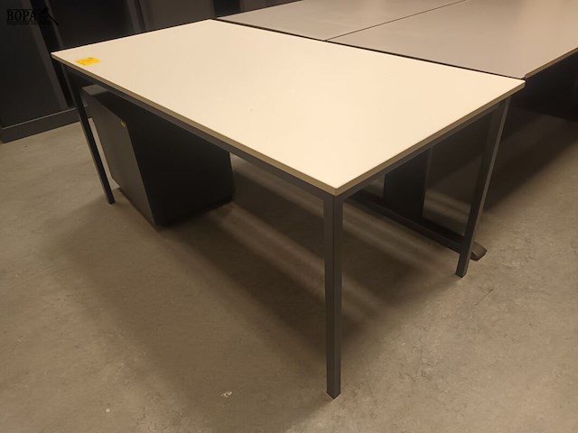 Lot 19 - rechthoekige werktafel - afbeelding 2 van  2