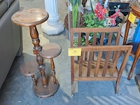 Lot 19 - robuuste krantenhouder op wielen en houten gelaagde plantens