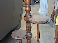 Lot 19 - robuuste krantenhouder op wielen en houten gelaagde plantens - afbeelding 2 van  4
