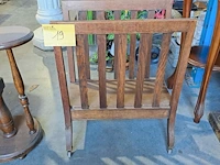 Lot 19 - robuuste krantenhouder op wielen en houten gelaagde plantens - afbeelding 3 van  4