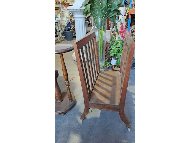 Lot 19 - robuuste krantenhouder op wielen en houten gelaagde plantens - afbeelding 4 van  4