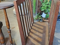 Lot 19 - robuuste krantenhouder op wielen en houten gelaagde plantens - afbeelding 4 van  4