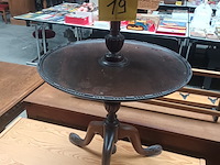 Lot 19 - ronde bijzettafel