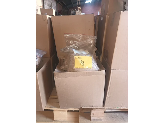 Lot 19 - rookmot steeneik 1 kg. 19 stuks - afbeelding 1 van  3