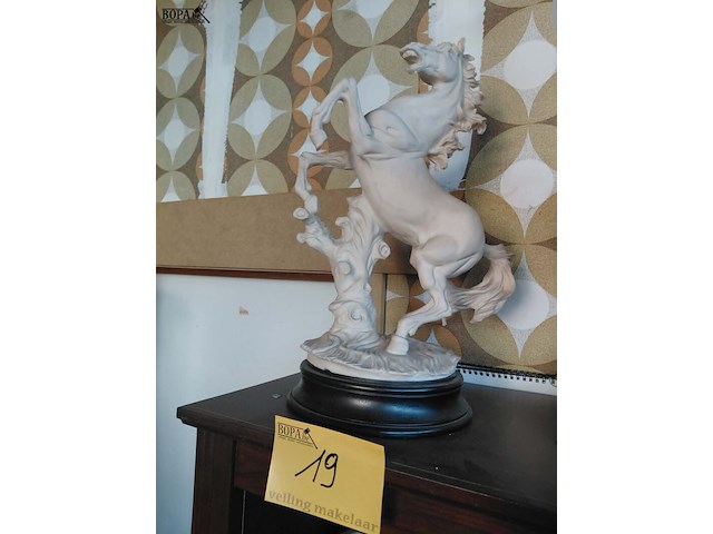 Lot 19 - stijgerend paardbeeld in hars - wit - houten voet - afbeelding 1 van  2