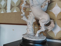 Lot 19 - stijgerend paardbeeld in hars - wit - houten voet