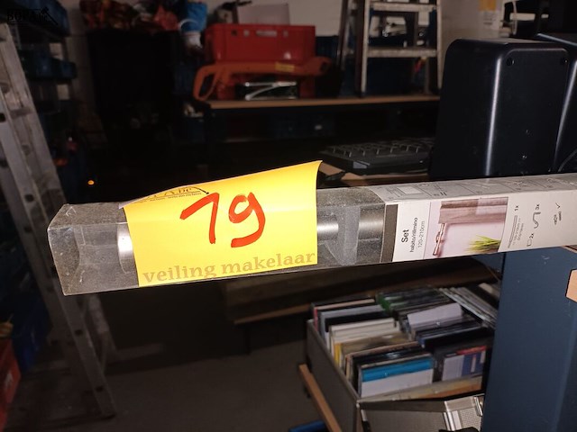 Lot 19 - uitschuifbare gordijnroede - afbeelding 1 van  4