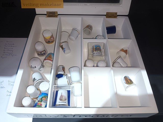 Lot 19 - verzameling vingerhoedjes. 28 stuks - afbeelding 2 van  3