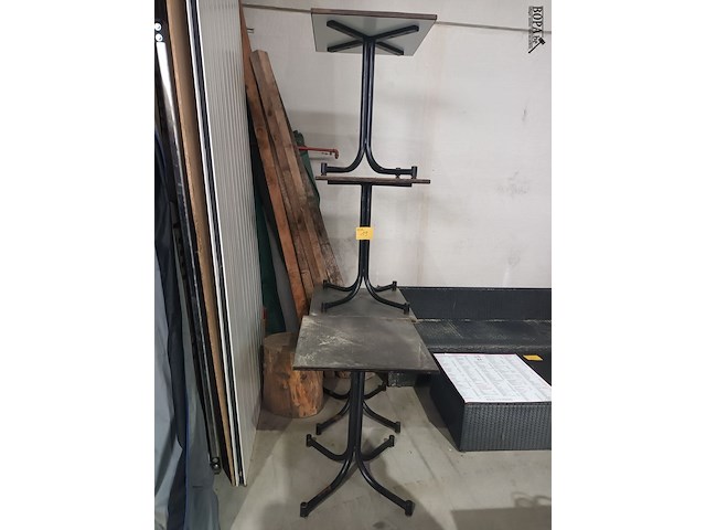 Lot 19 - vierkante terrastafel. 4 stuks - afbeelding 1 van  4