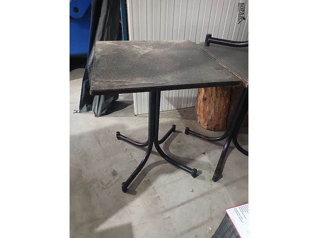 Lot 19 - vierkante terrastafel. 4 stuks - afbeelding 2 van  4