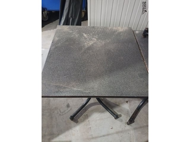 Lot 19 - vierkante terrastafel. 4 stuks - afbeelding 3 van  4