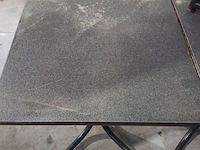 Lot 19 - vierkante terrastafel. 4 stuks - afbeelding 3 van  4