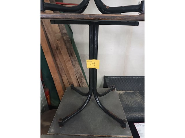 Lot 19 - vierkante terrastafel. 4 stuks - afbeelding 4 van  4