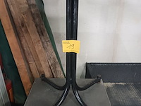 Lot 19 - vierkante terrastafel. 4 stuks - afbeelding 4 van  4