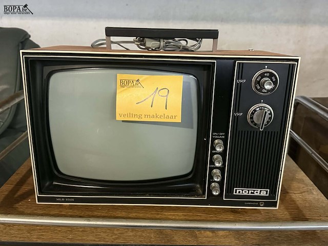 Lot 19 - vintage draagbare crt televisie '70 - afbeelding 1 van  3