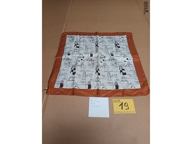 Lot 19 - zijden sjaal nina ricci - afbeelding 1 van  3