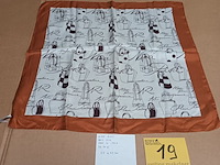 Lot 19 - zijden sjaal nina ricci
