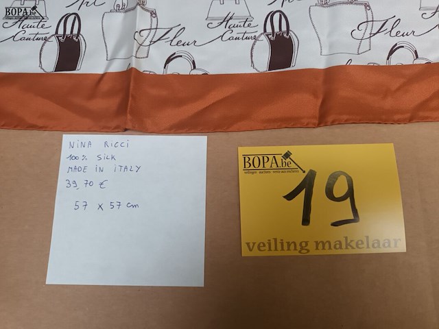 Lot 19 - zijden sjaal nina ricci - afbeelding 2 van  3