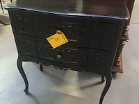 Lot 19 - zwart kastje