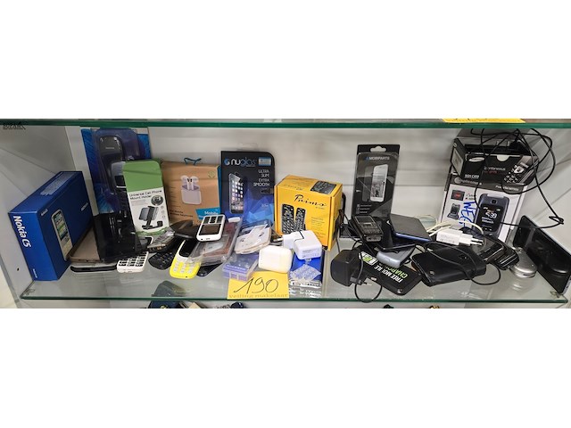 Lot 190 - lot gsm's, powerstations,oortjes…. - afbeelding 1 van  6