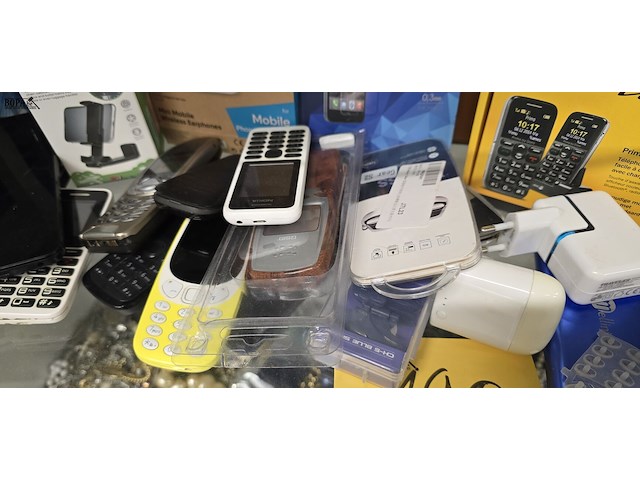 Lot 190 - lot gsm's, powerstations,oortjes…. - afbeelding 3 van  6