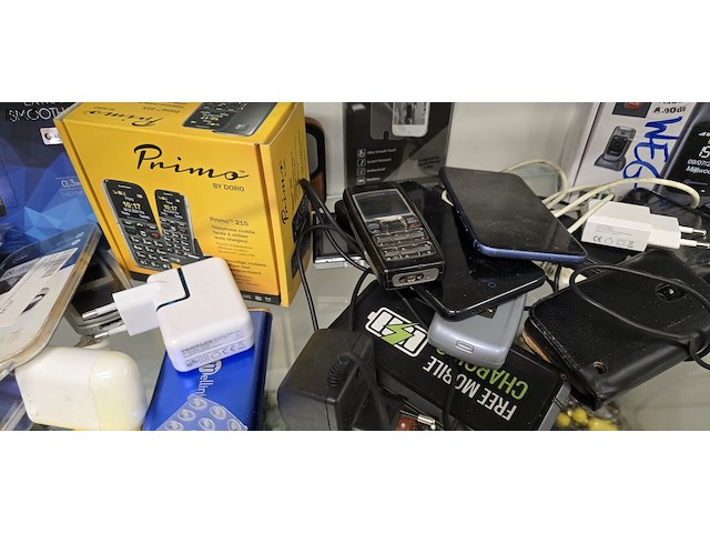 Lot 190 - lot gsm's, powerstations,oortjes…. - afbeelding 4 van  6