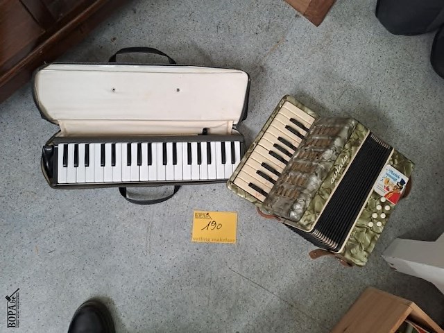 Lot 190 - mondharmonica yamaha en accordion aurata - afbeelding 1 van  5