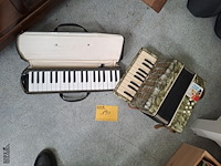 Lot 190 - mondharmonica yamaha en accordion aurata - afbeelding 1 van  5