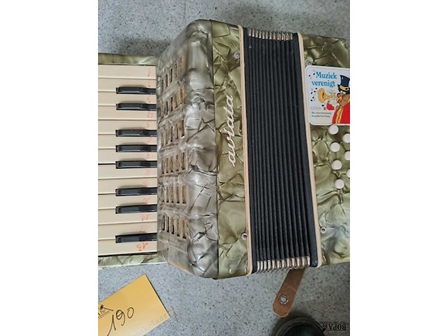 Lot 190 - mondharmonica yamaha en accordion aurata - afbeelding 2 van  5