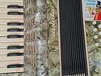 Lot 190 - mondharmonica yamaha en accordion aurata - afbeelding 2 van  5