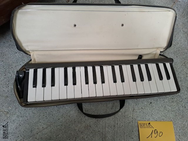 Lot 190 - mondharmonica yamaha en accordion aurata - afbeelding 4 van  5