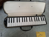 Lot 190 - mondharmonica yamaha en accordion aurata - afbeelding 4 van  5