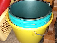 Lot 191 - huisraad in plastiek. 10 stuks - afbeelding 4 van  5