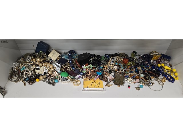 Lot 191 - lot fantasiejuwelen - afbeelding 1 van  5