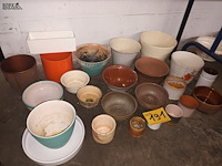 Lot 191 - retro bloempotten. 24 stuks - afbeelding 1 van  3