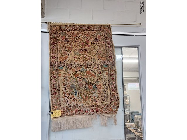Lot 191 - zijden wandtapijt - afbeelding 1 van  1