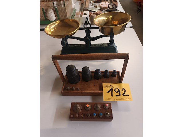 Lot 192 - antieke weegschaal en gewichten - afbeelding 1 van  4