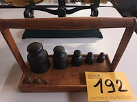 Lot 192 - antieke weegschaal en gewichten - afbeelding 3 van  4