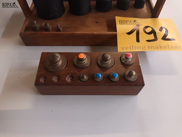 Lot 192 - antieke weegschaal en gewichten - afbeelding 4 van  4