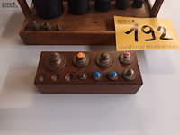 Lot 192 - antieke weegschaal en gewichten - afbeelding 4 van  4