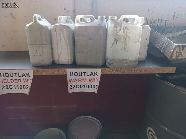 Lot 192 - groot lot lakverf - afbeelding 2 van  7
