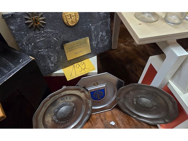 Lot 192 - tinnen aandenken borden 3 stuks + leiesteen - afbeelding 1 van  5